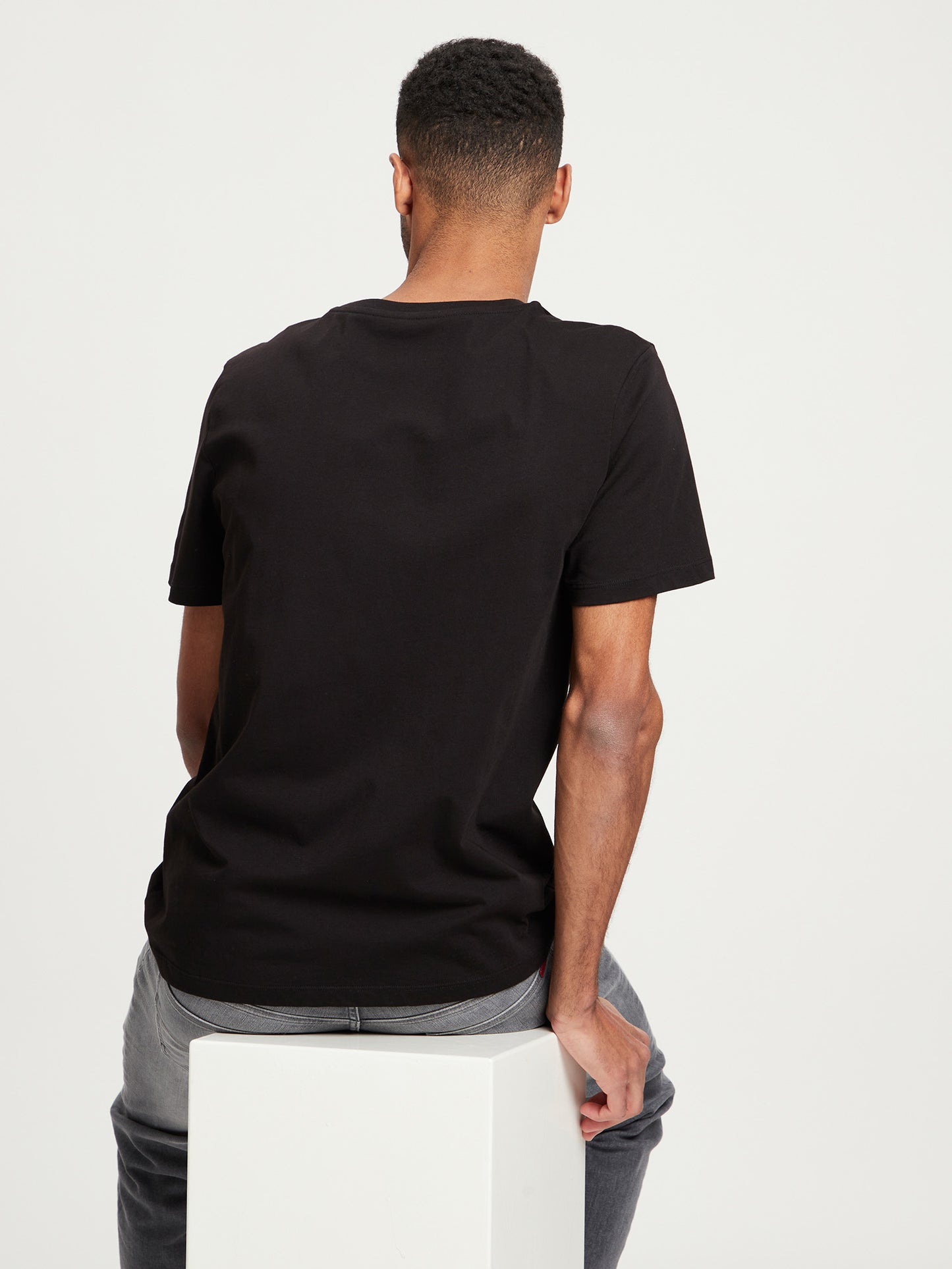 Herren Regular T-Shirt mit Front-Print schwarz.