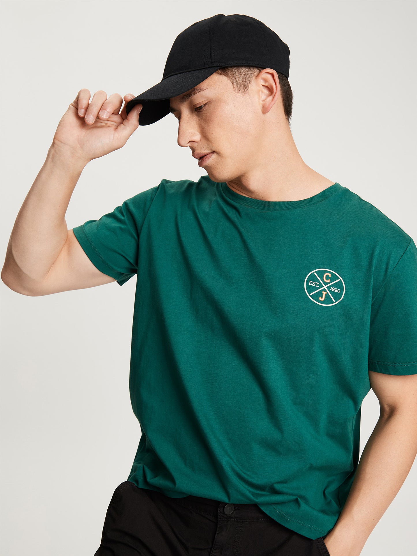 Men's regular T-shirt with label emblem green.
