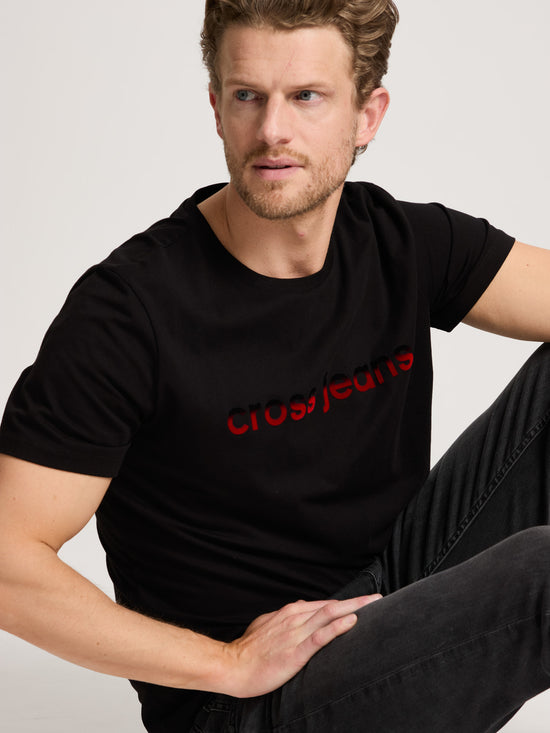 Herren Regular T-Shirt mit Label-Print schwarz.
