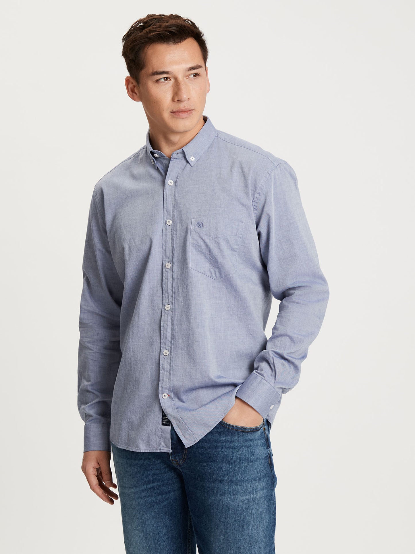 Men's regular long-sleeved shirt with breast pocket, blue.
