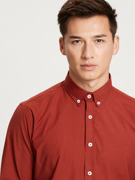 Men's regular long-sleeved shirt with minimal pattern, wine red.