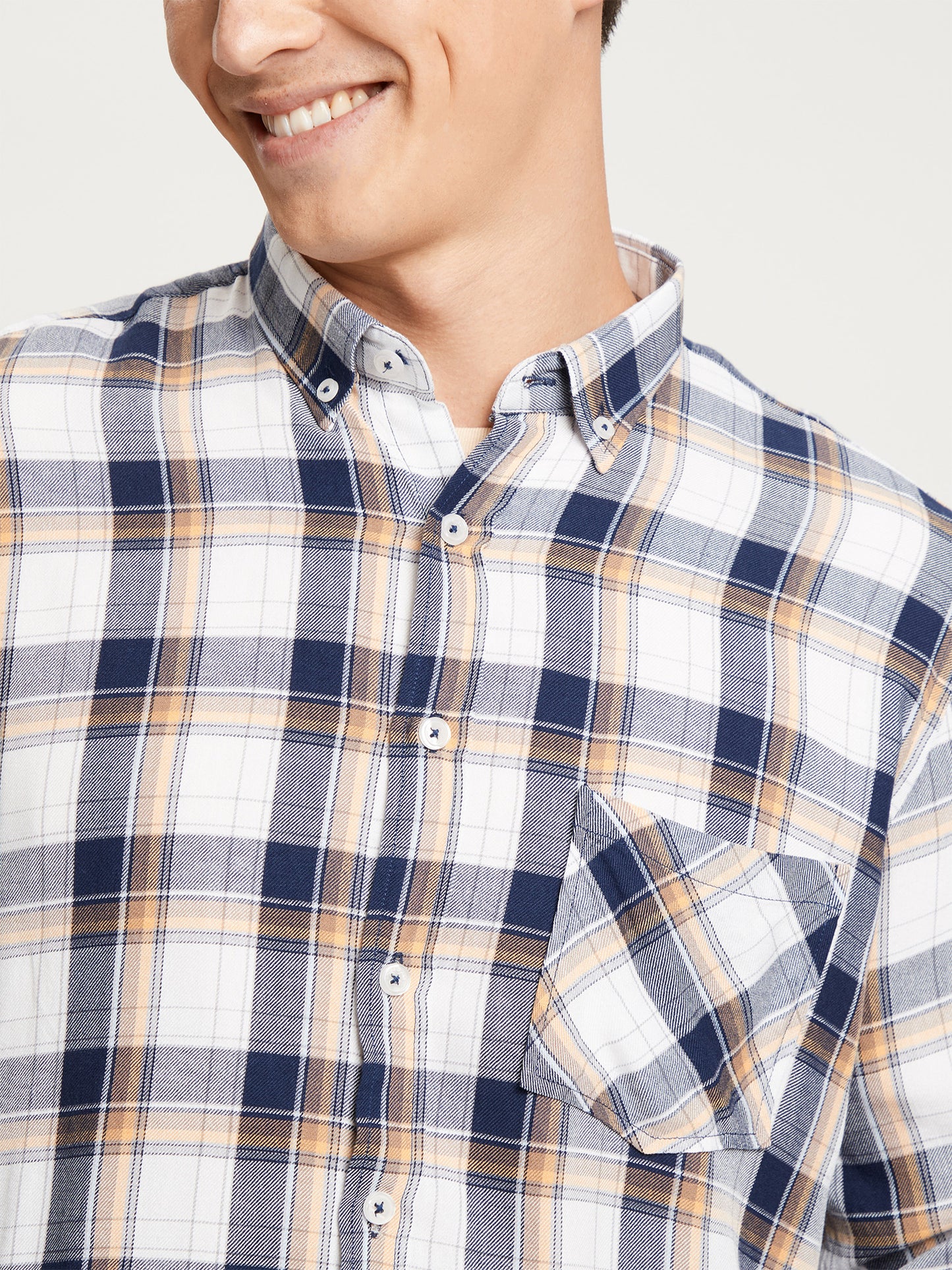 Men's regular long-sleeved shirt checked navy blue.