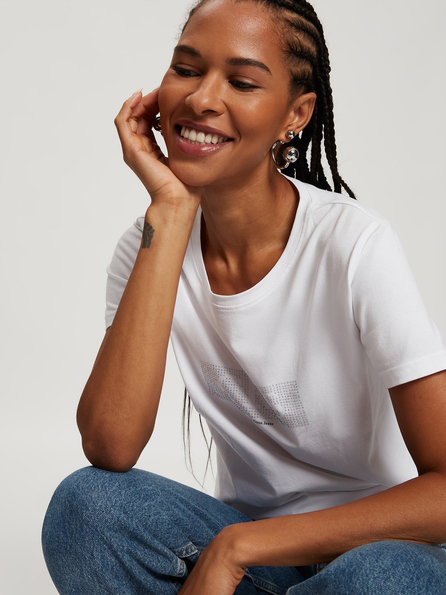 Damen Regular T-Shirt mit Schmucksteinen und Label-Schriftzug weiß