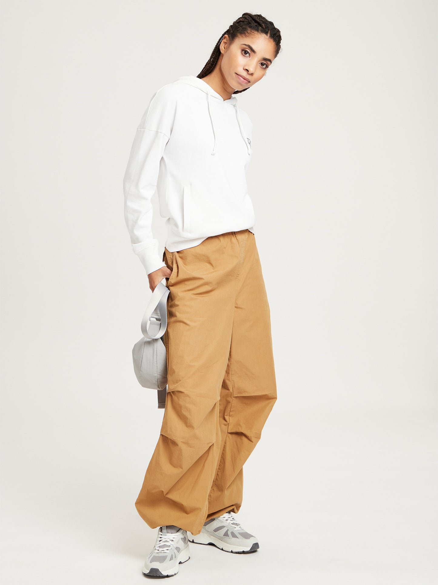 Women's regular hoodie with two pockets, white.