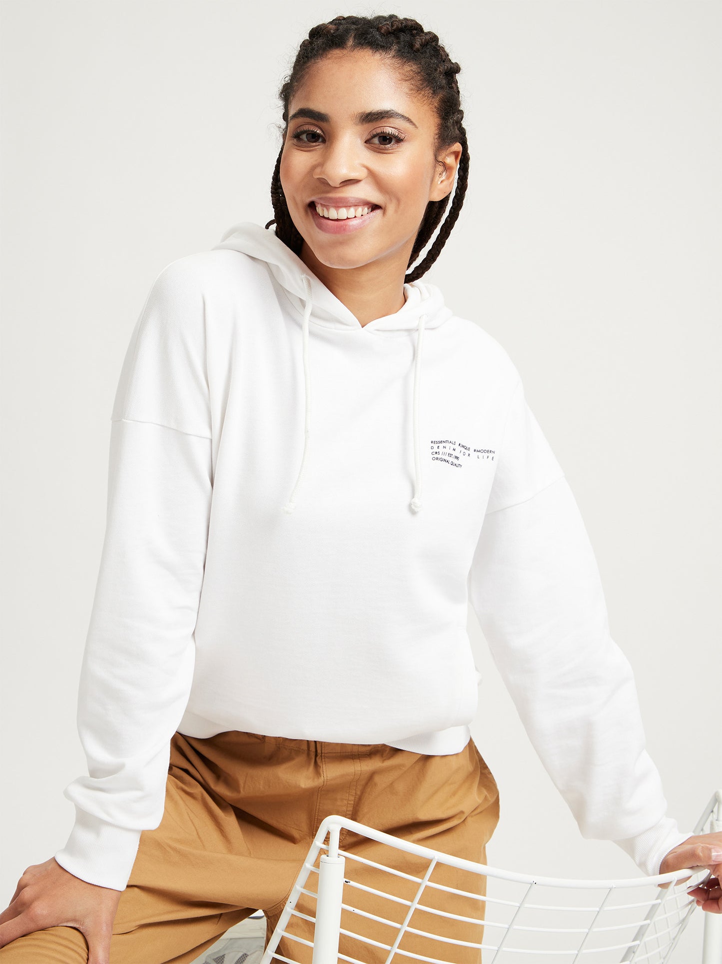 Women's regular hoodie with two pockets, white.