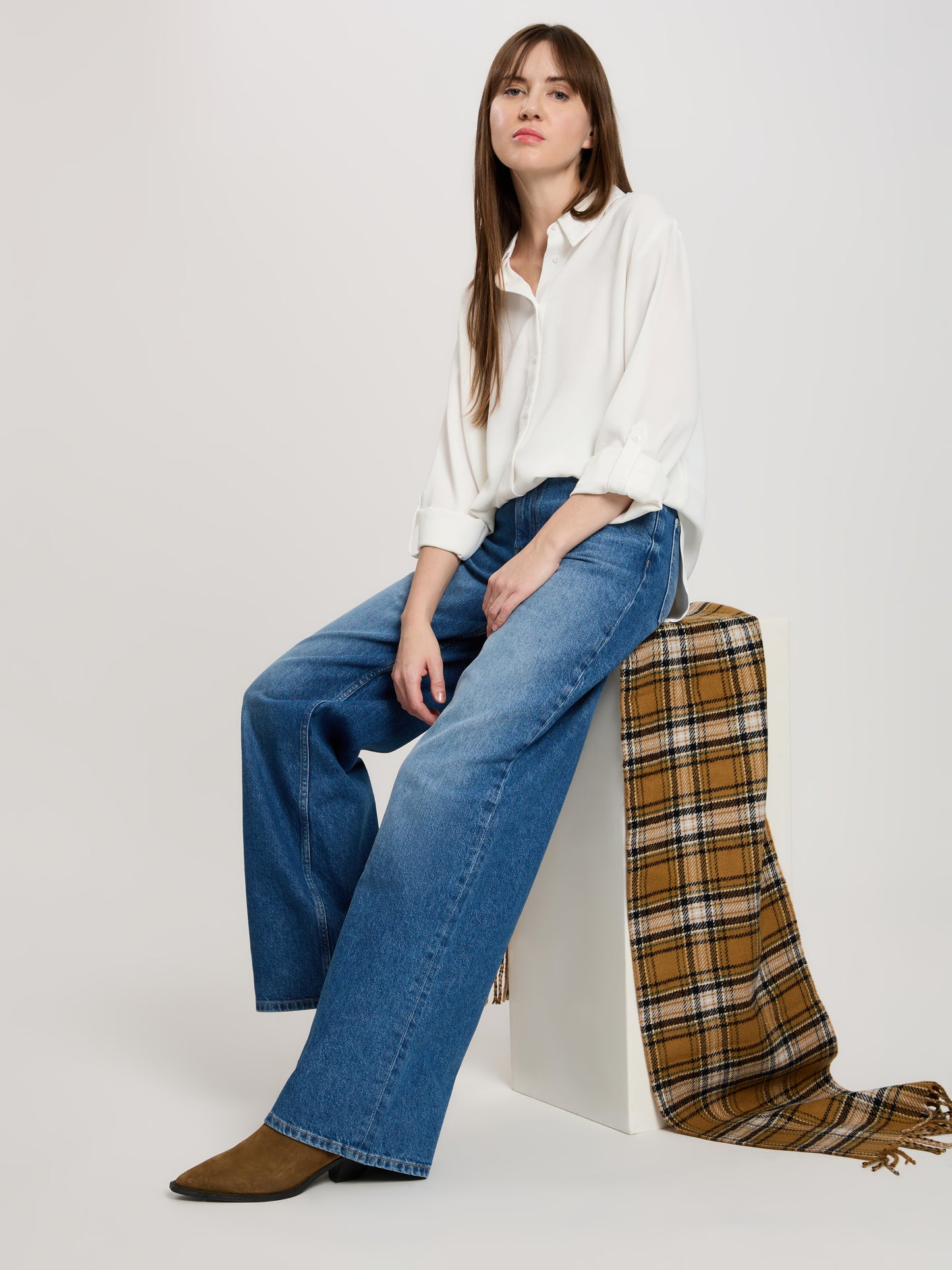 Women's blouse with button placket white