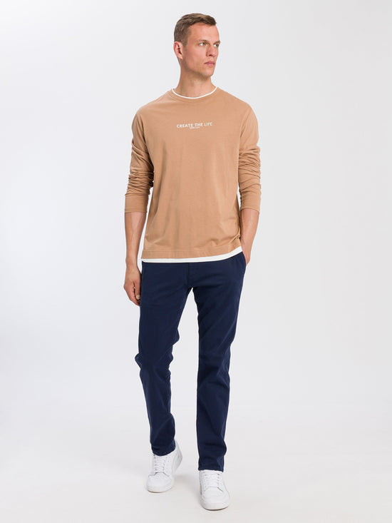 Herren Regular Langarmshirt mit Schriftzug braun
