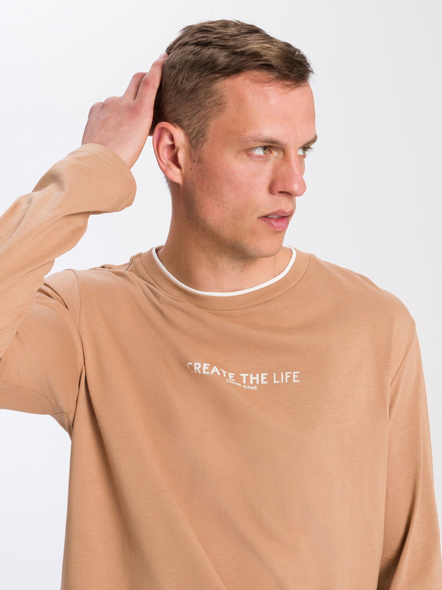 Herren Regular Langarmshirt mit Schriftzug braun