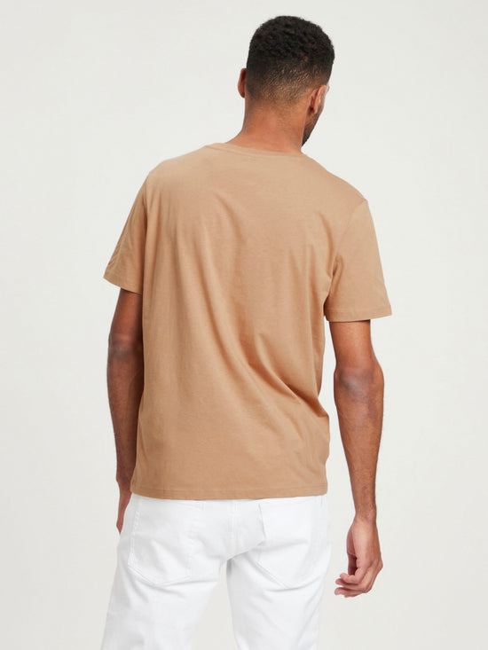 Herren Regular T-Shirt mit Label-Print braun.