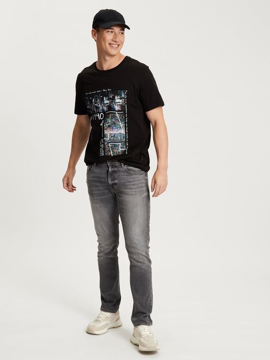 Men's regular T-shirt with print, black.