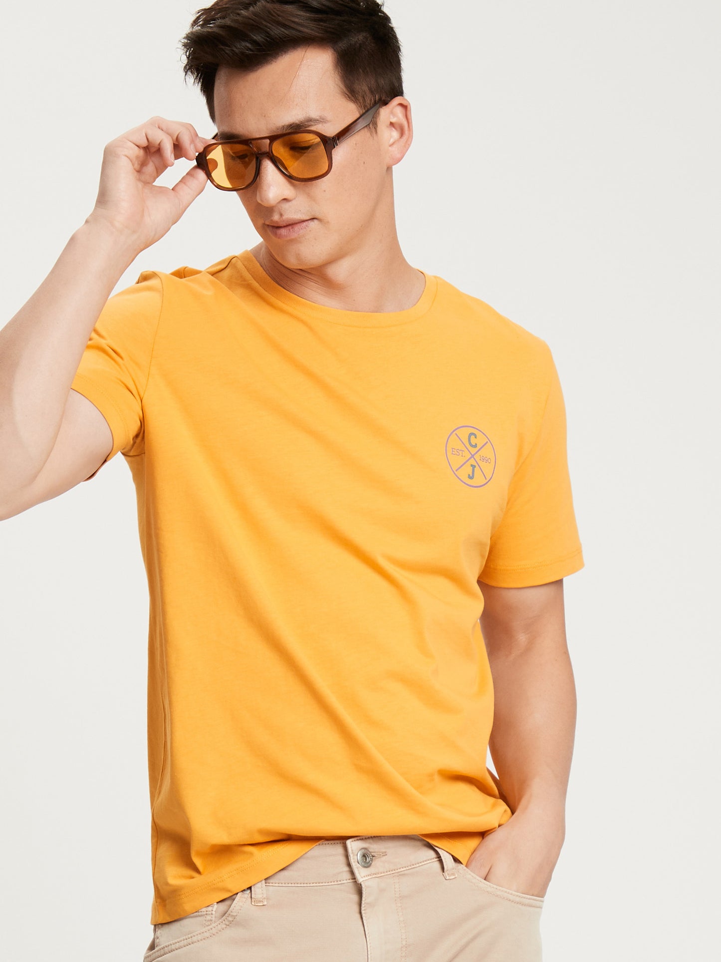 Herren Regular T-Shirt mit Label-Emblem senfgelb.