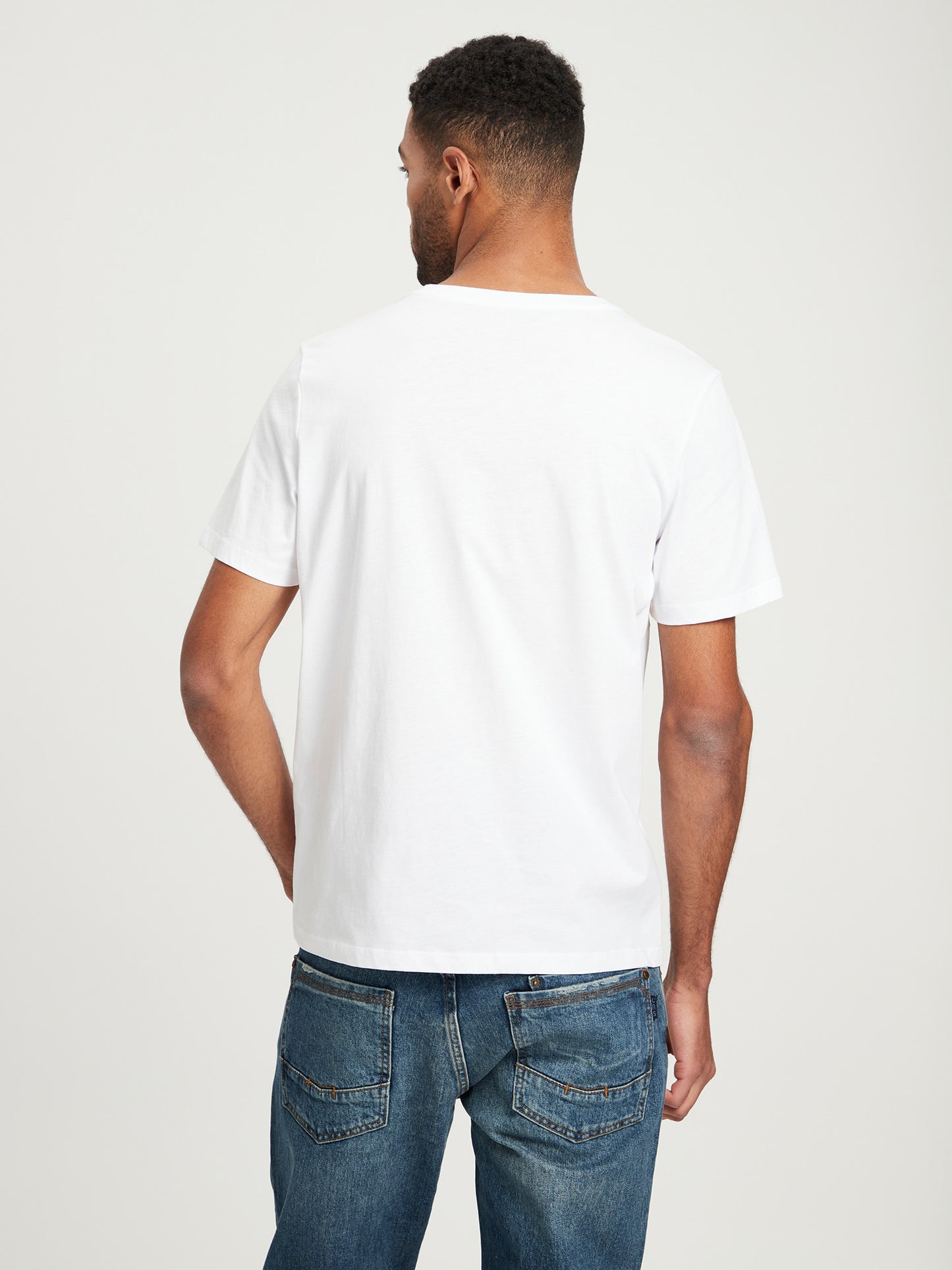 Herren Regular T-Shirt mit Label-Print weiß.