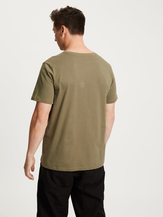 Herren Regular T-Shirt mit platziertem Statement-Print khaki.