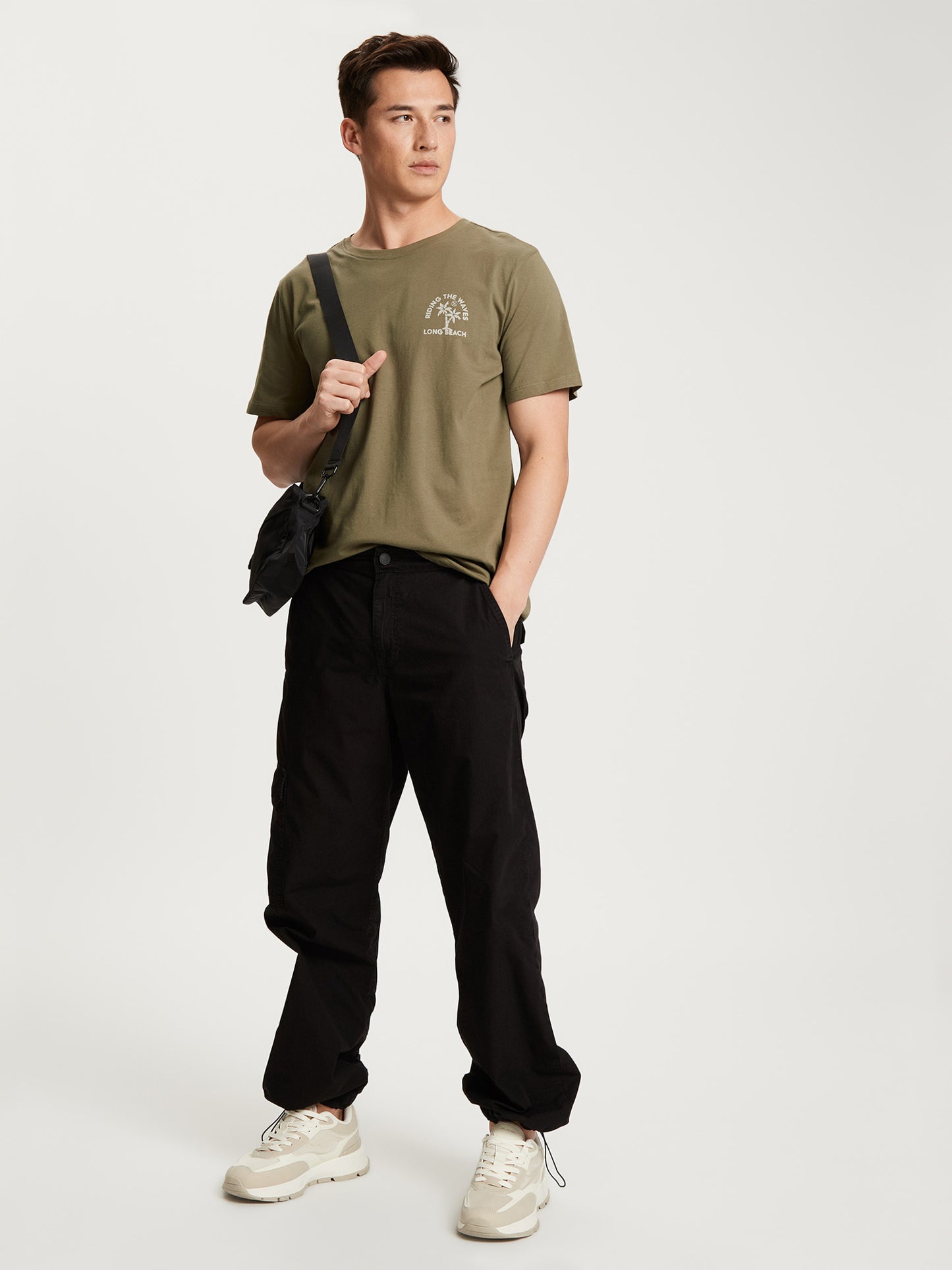 Men's regular T-shirt with placed statement print khaki.