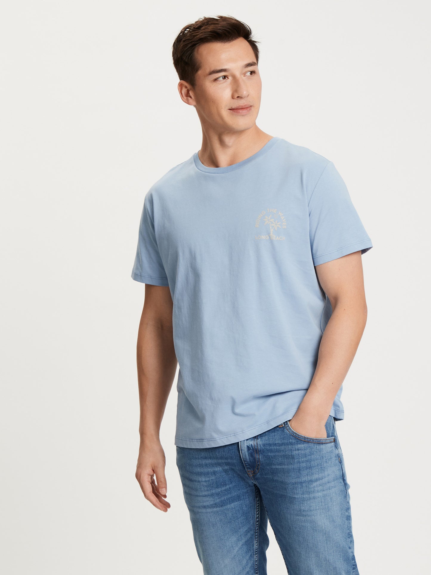 Herren Regular T-Shirt mit platziertem Statement-Print blau.