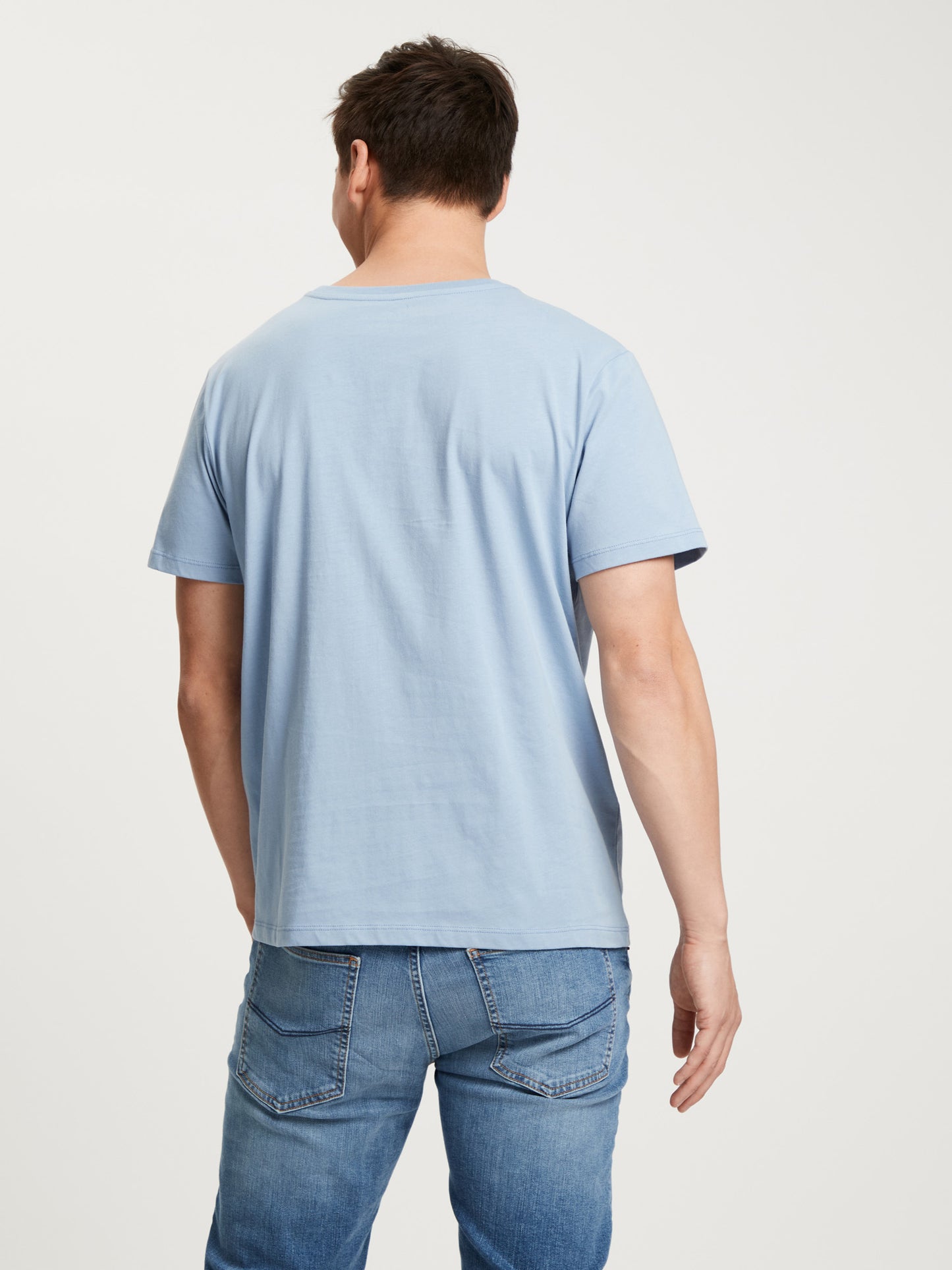 Herren Regular T-Shirt mit platziertem Statement-Print blau.