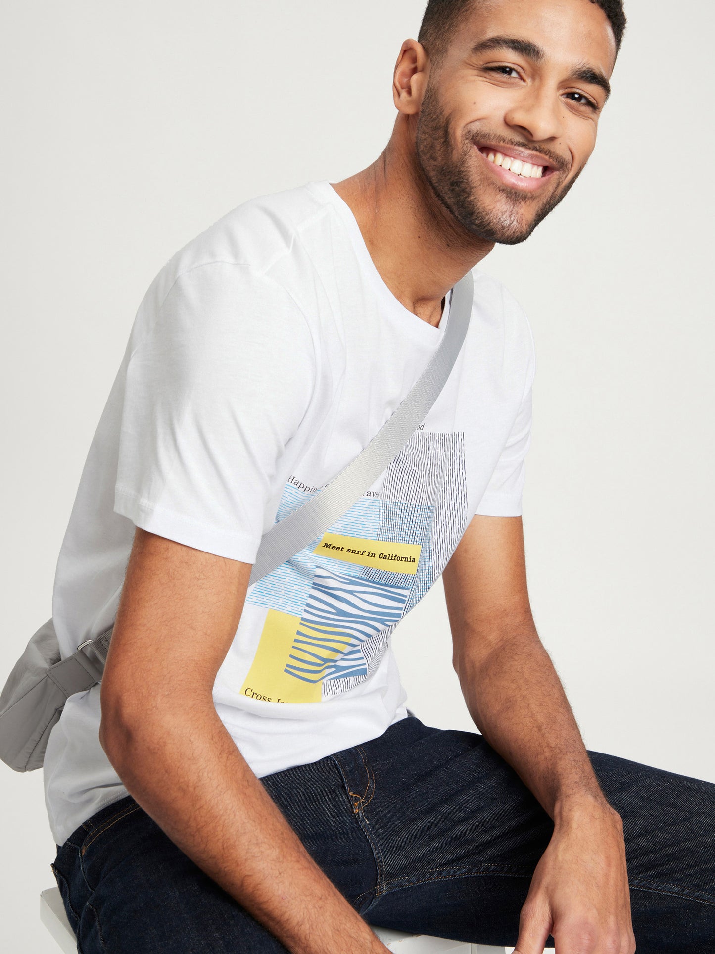 Men's regular T-shirt with message prints, white.