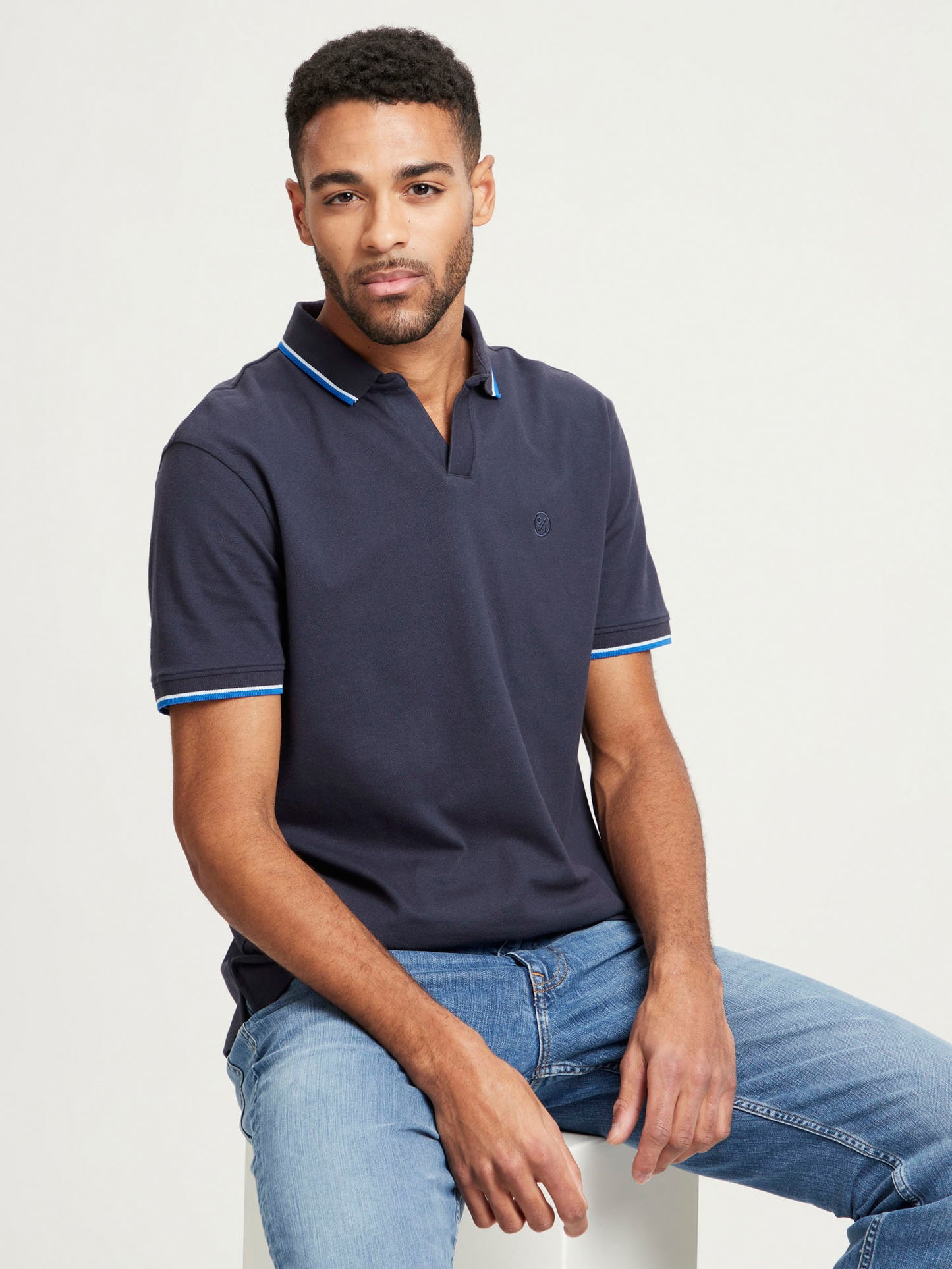 Herren Regular Polo-Shirt mit Streifen-Details marineblau.