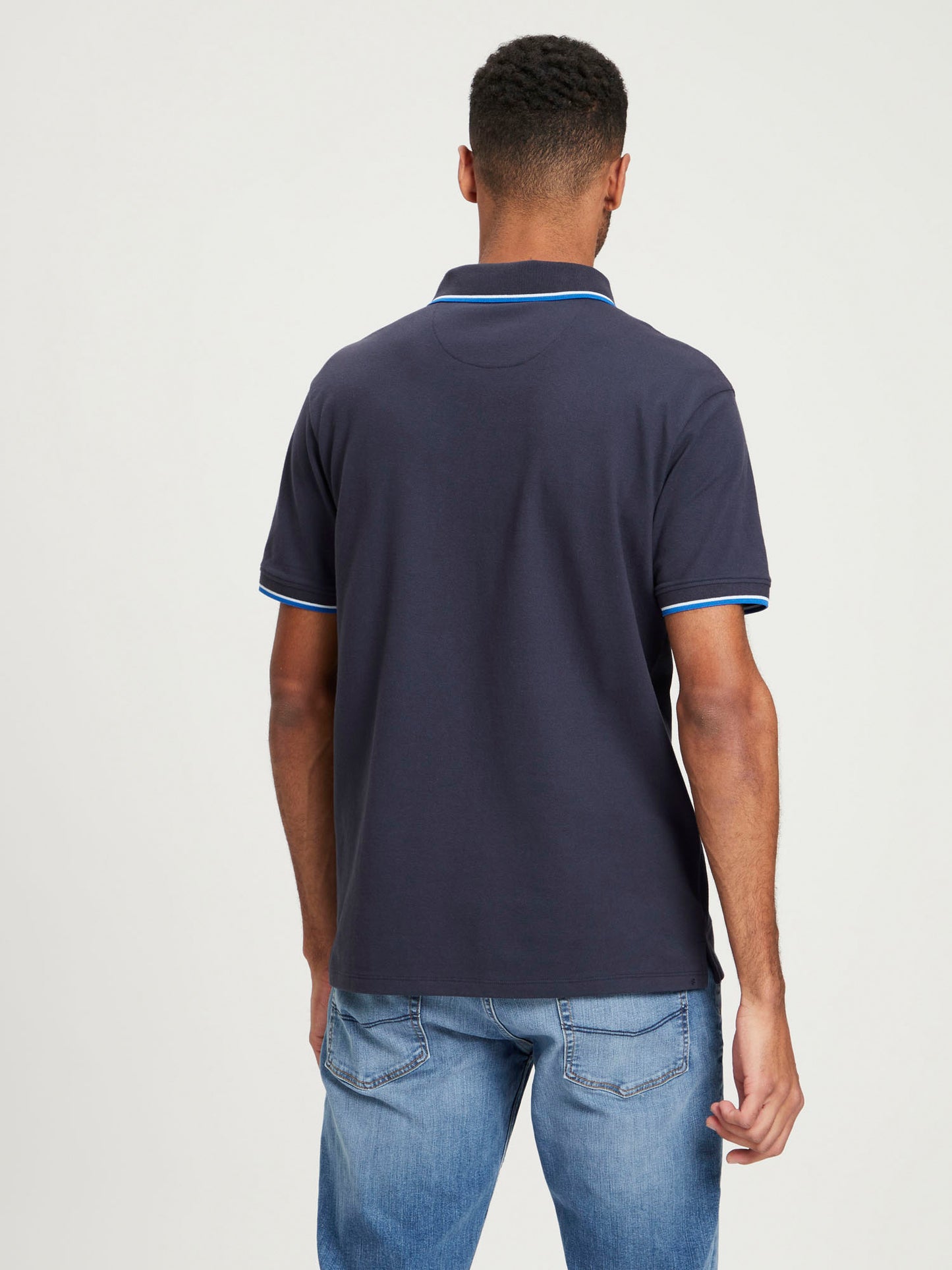 Herren Regular Polo-Shirt mit Streifen-Details marineblau.