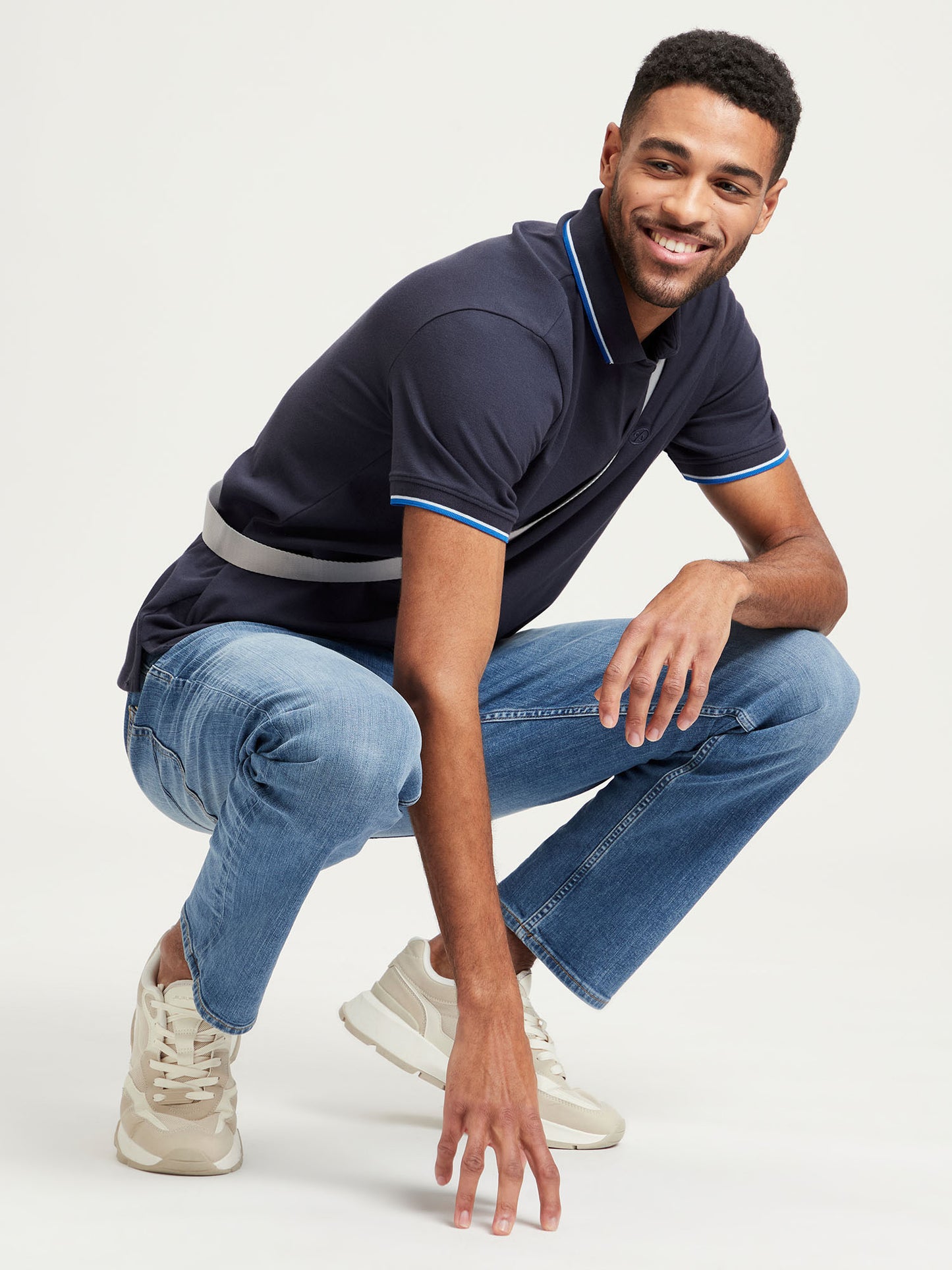 Herren Regular Polo-Shirt mit Streifen-Details marineblau.