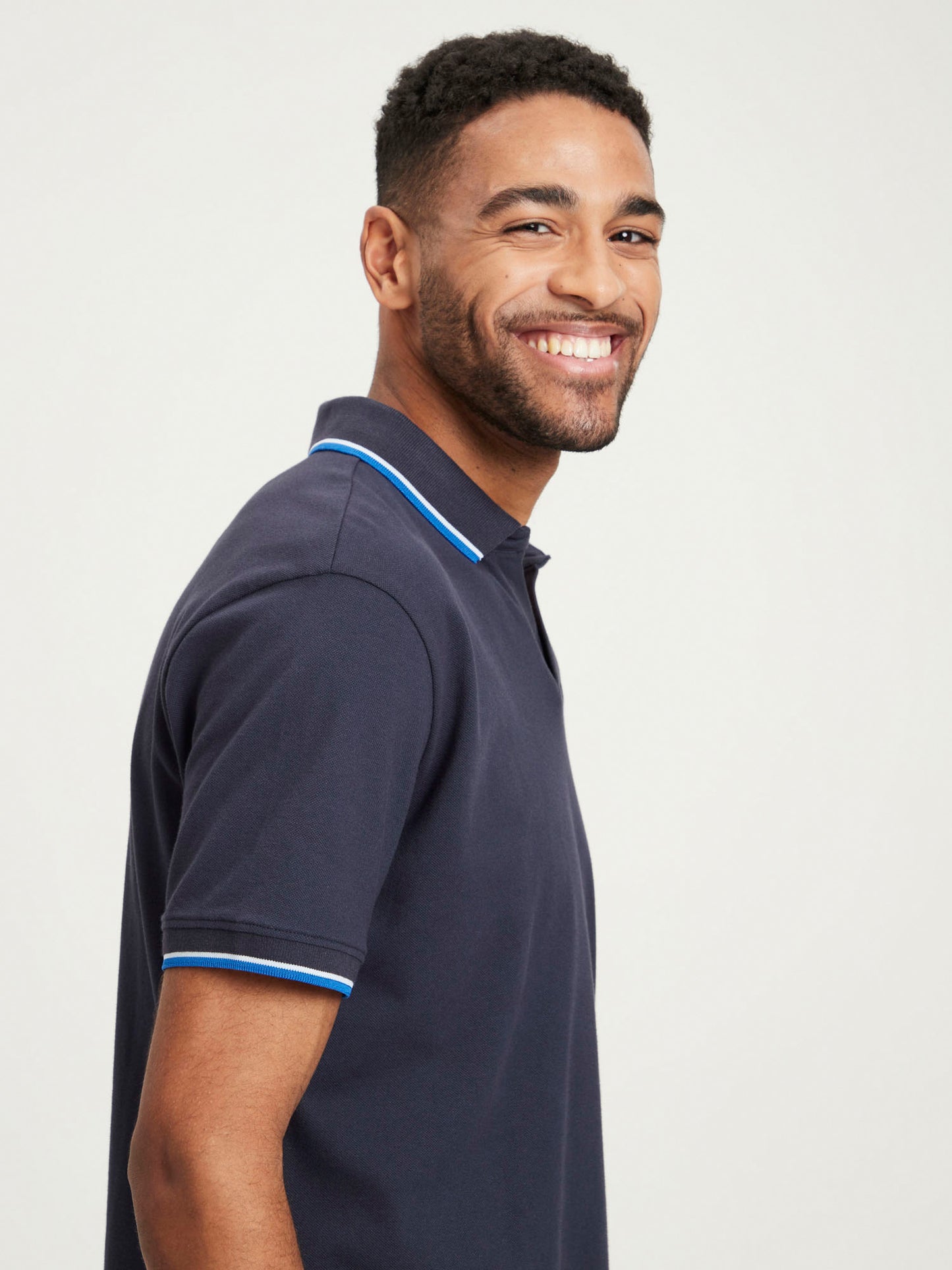 Herren Regular Polo-Shirt mit Streifen-Details marineblau.