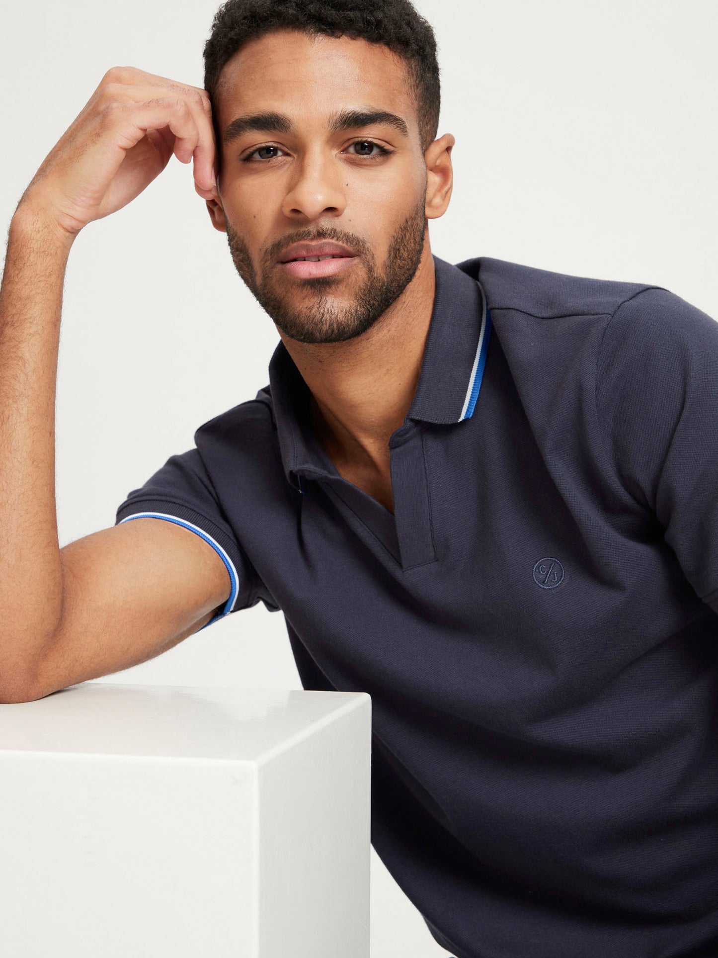 Herren Regular Polo-Shirt mit Streifen-Details marineblau.