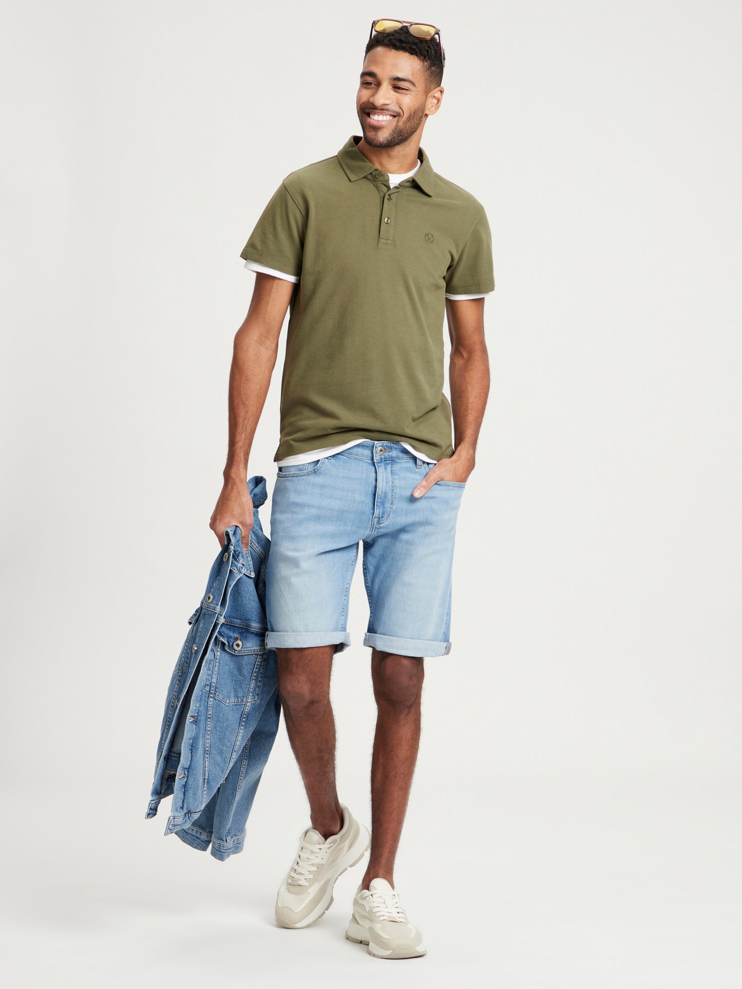 Herren Regular Polo-Shirt mit tonigem Label-Emblem khaki.