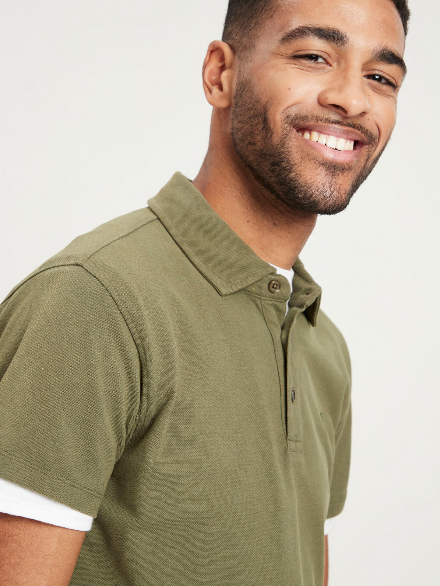 Herren Regular Polo-Shirt mit tonigem Label-Emblem khaki.
