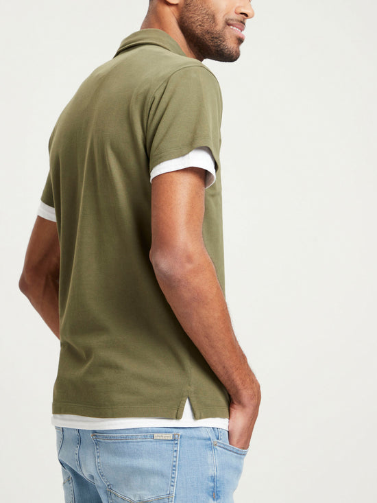 Herren Regular Polo-Shirt mit tonigem Label-Emblem khaki.