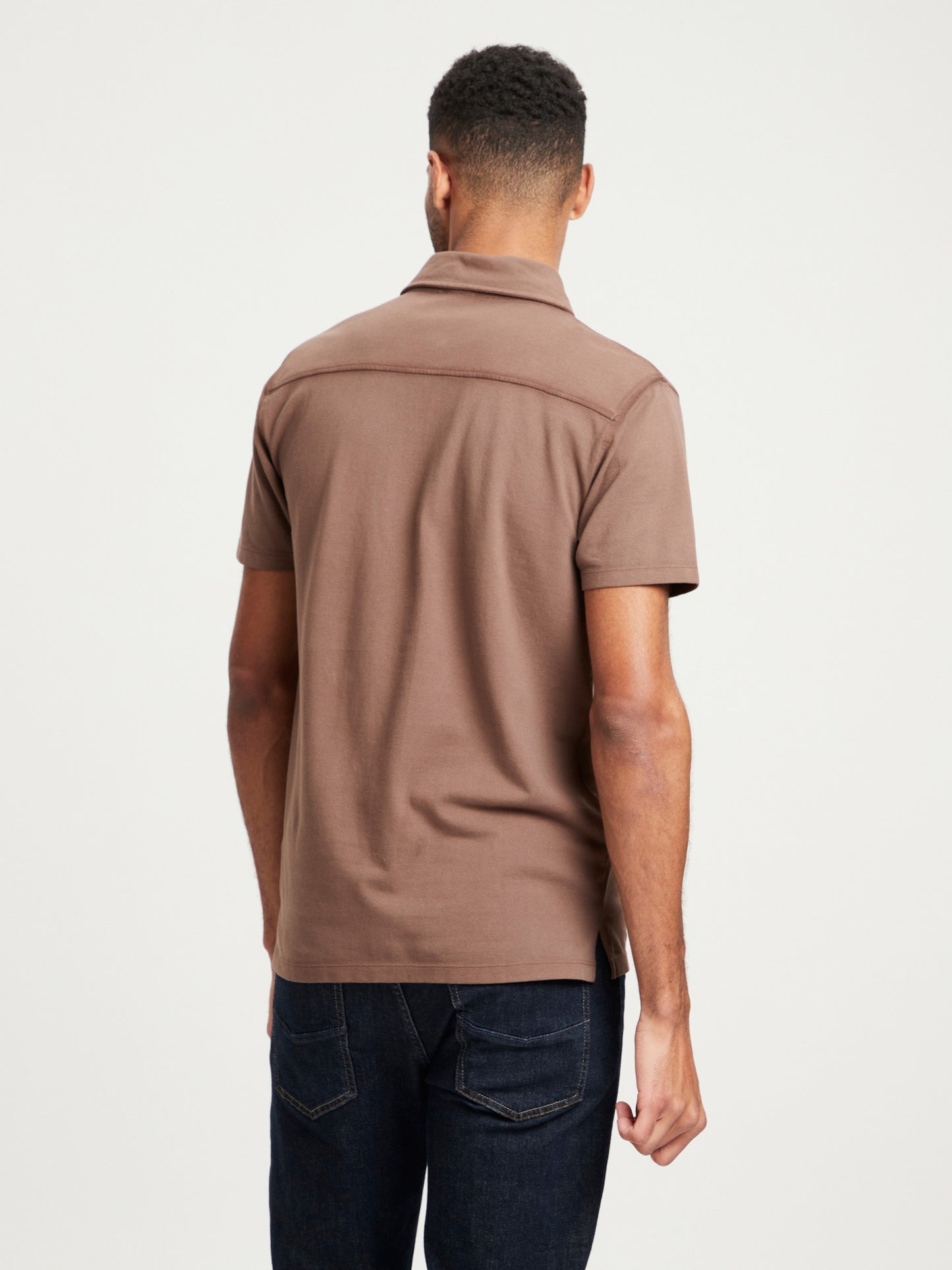 Herren Regular Polo-Shirt mit tonigem Label-Emblem braun.