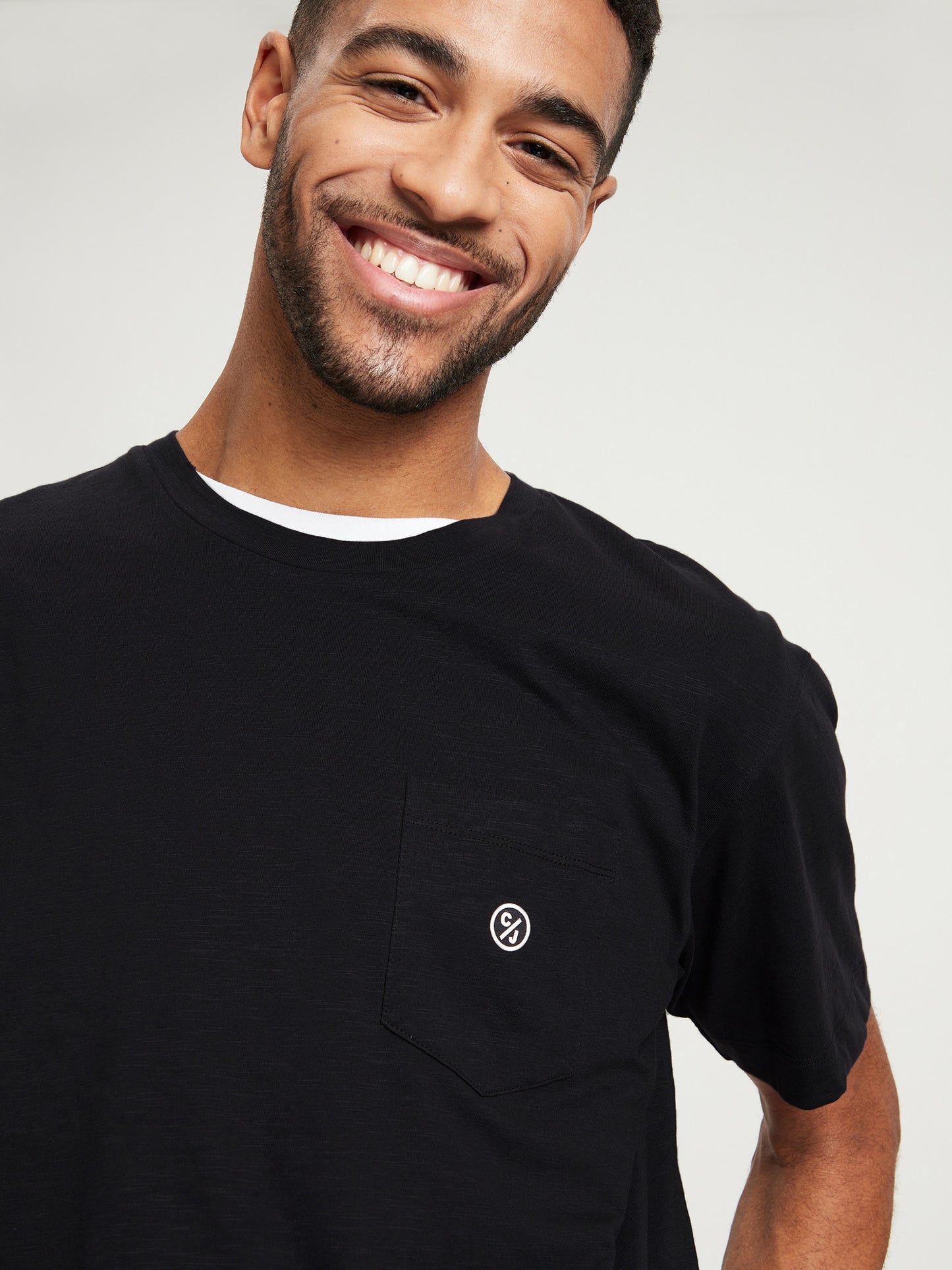 Herren Regular T-Shirt mit Brusttasche marineblau.