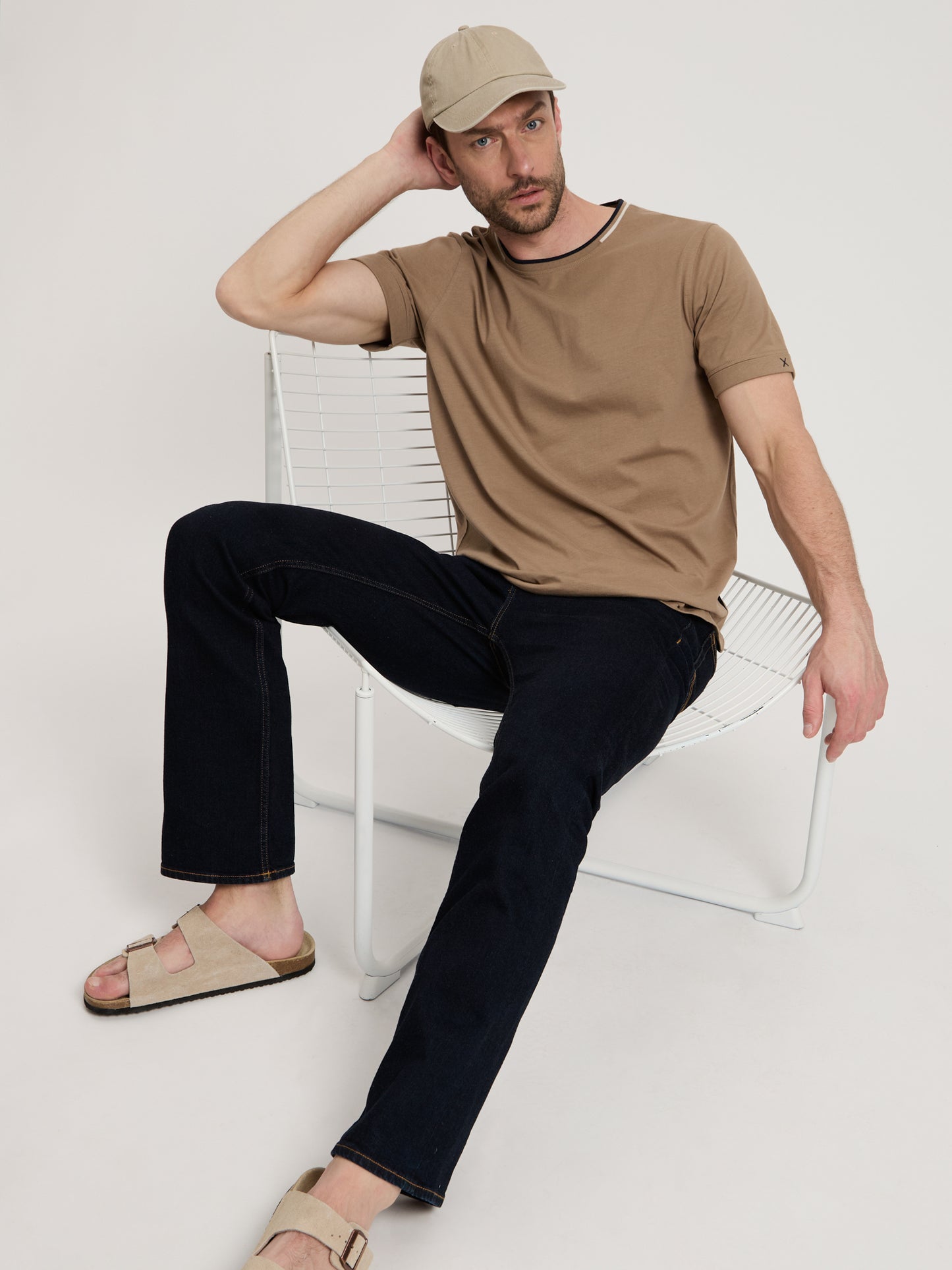 Men's Regular T-Shirt with contrast details on the round neck stone-colored
