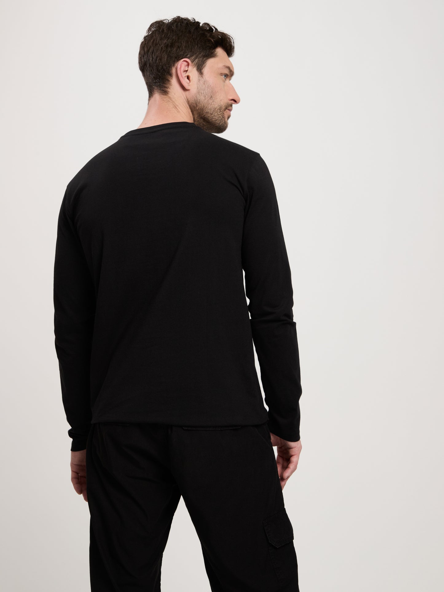 Herren Regular Longsleeve mit Logopatch auf der Brust schwarz