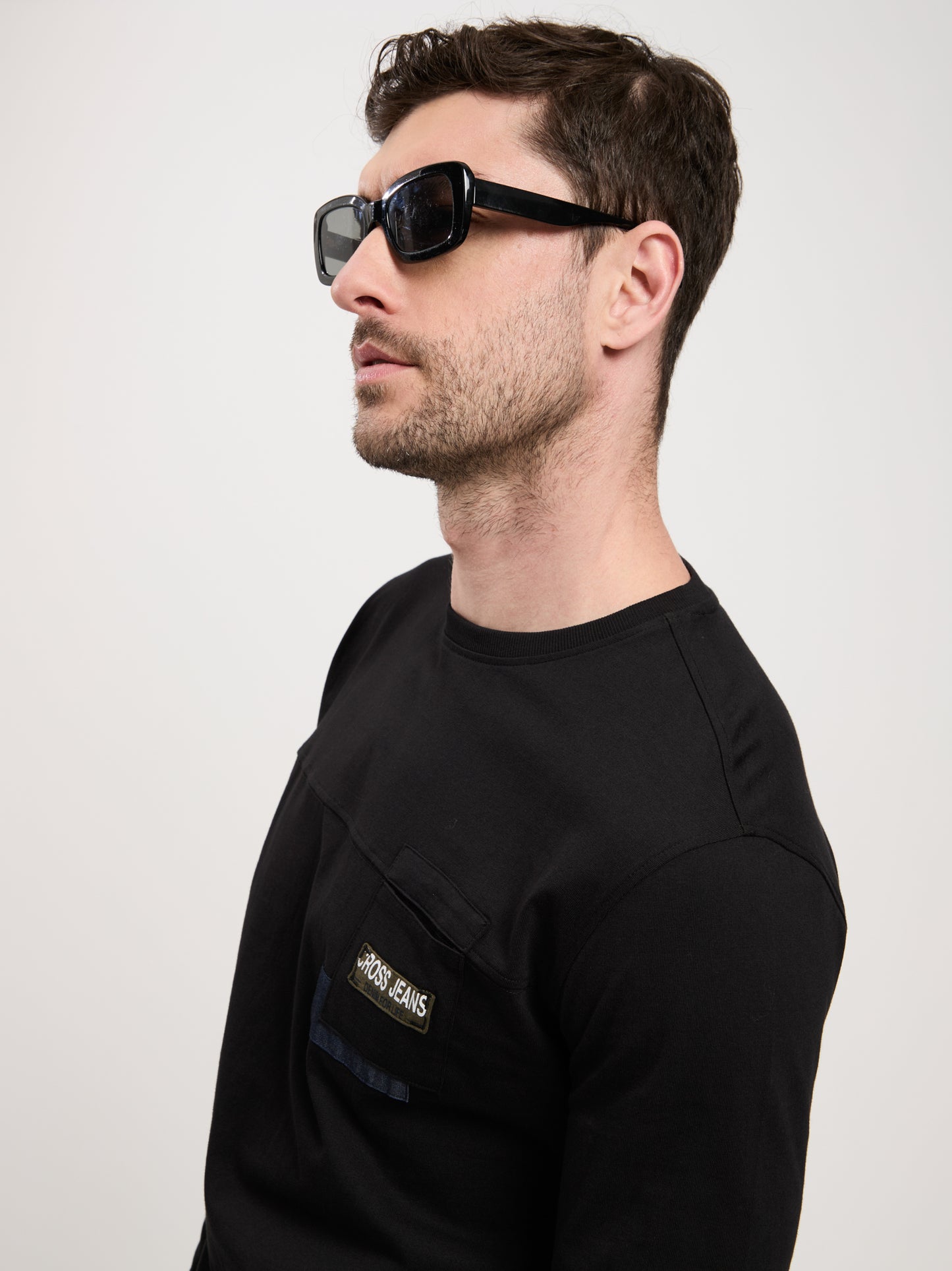 Herren Regular Longsleeve mit Logopatch auf der Brust schwarz