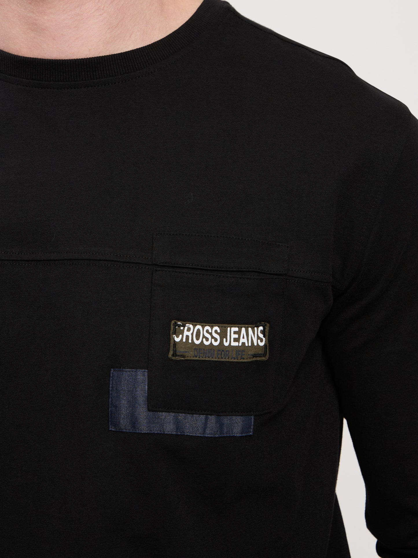 Herren Regular Longsleeve mit Logopatch auf der Brust schwarz