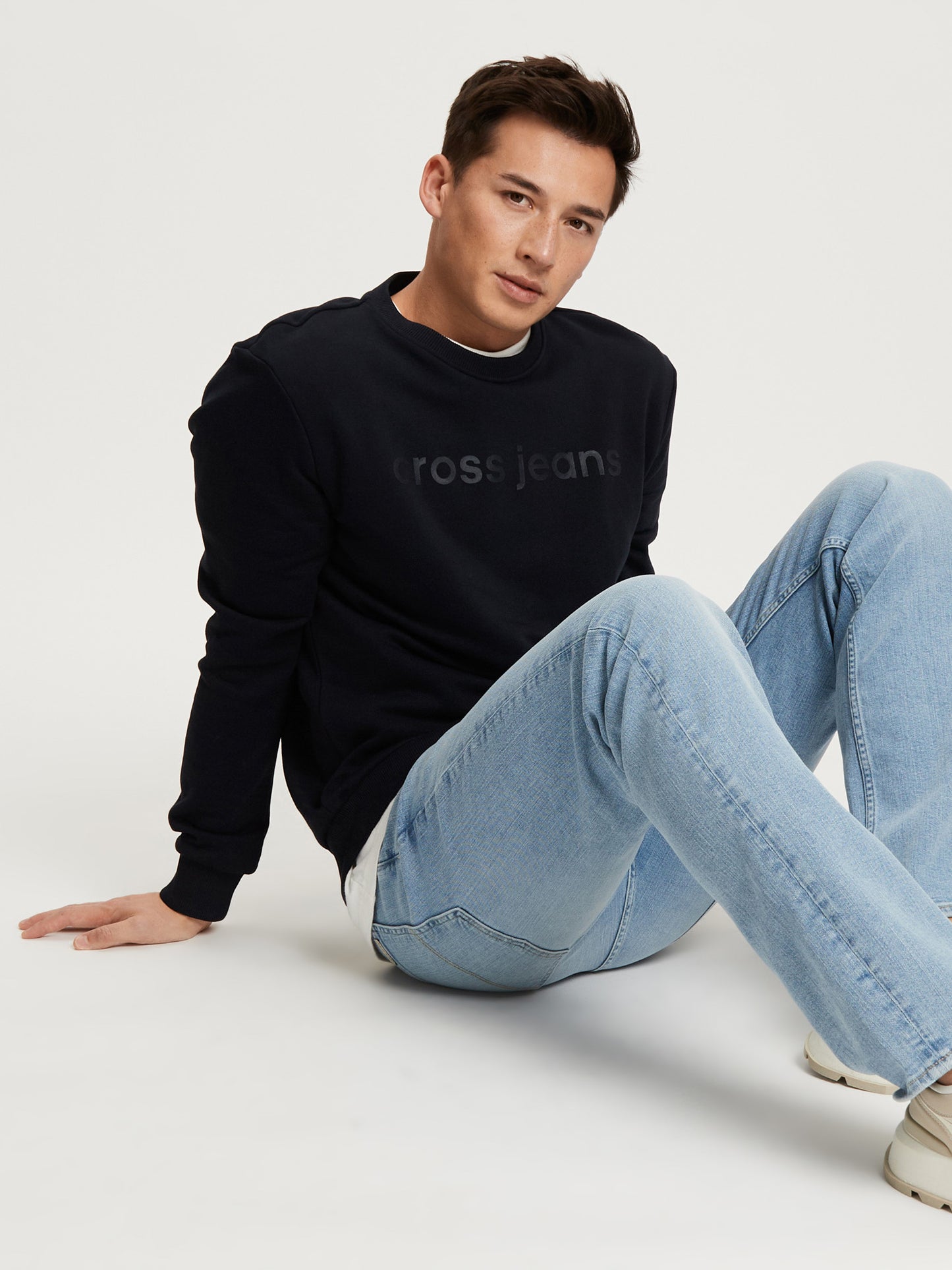 Men's regular sweatshirt with label print in navy blue.