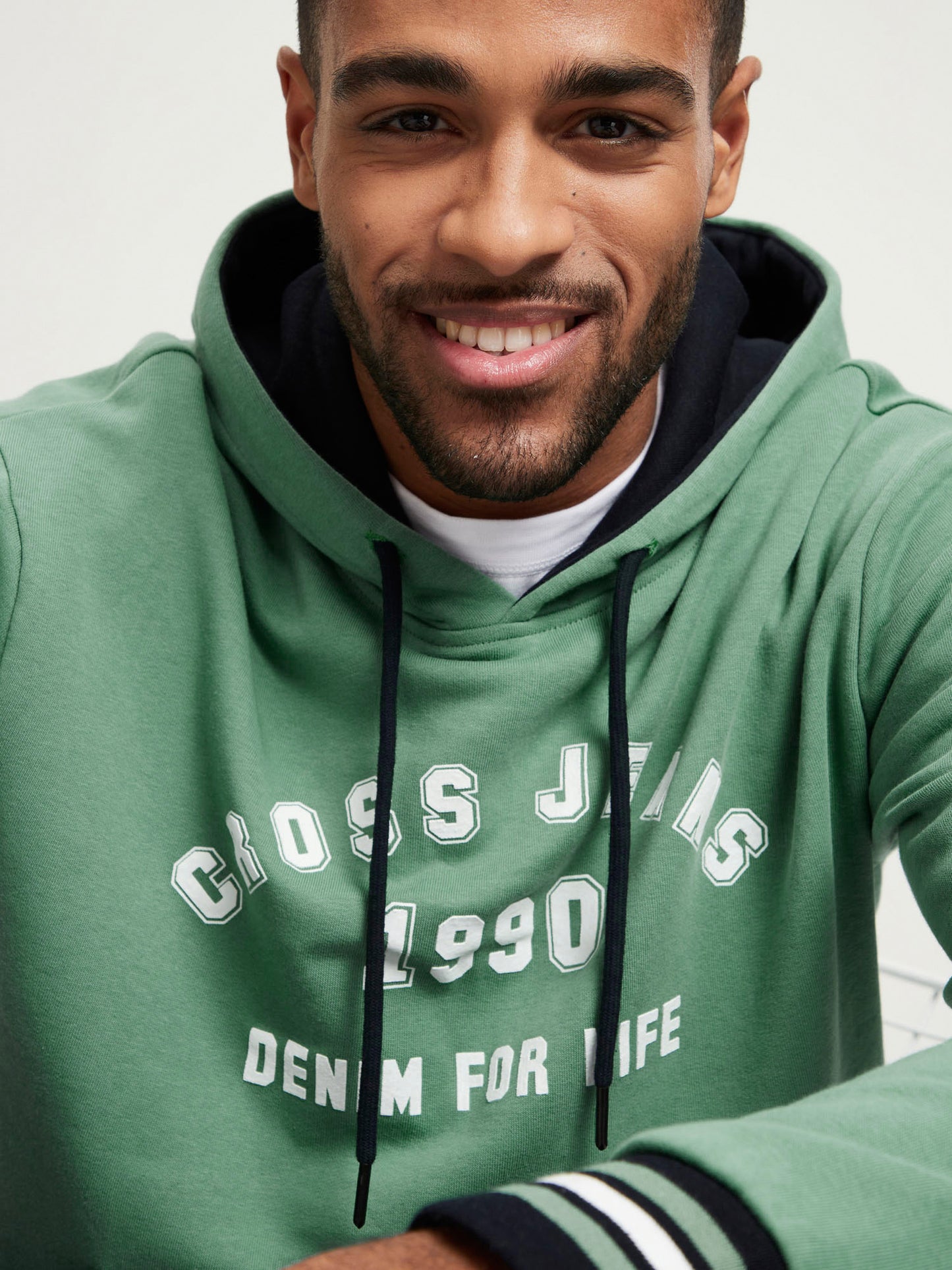 Men's regular hoodie with label print and kangaroo pocket, mint green.