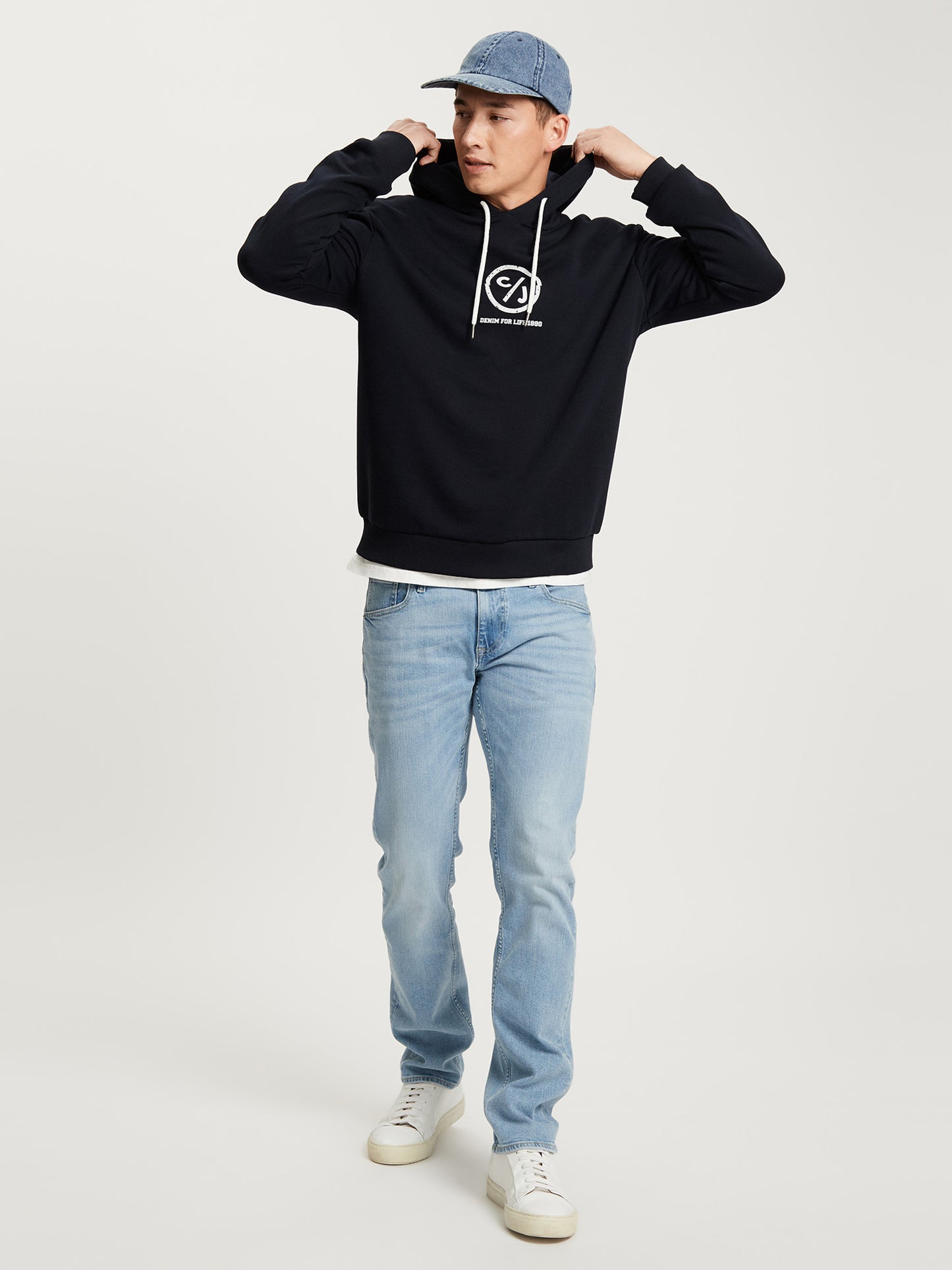 Men's regular hoodie with label emblem, navy blue.