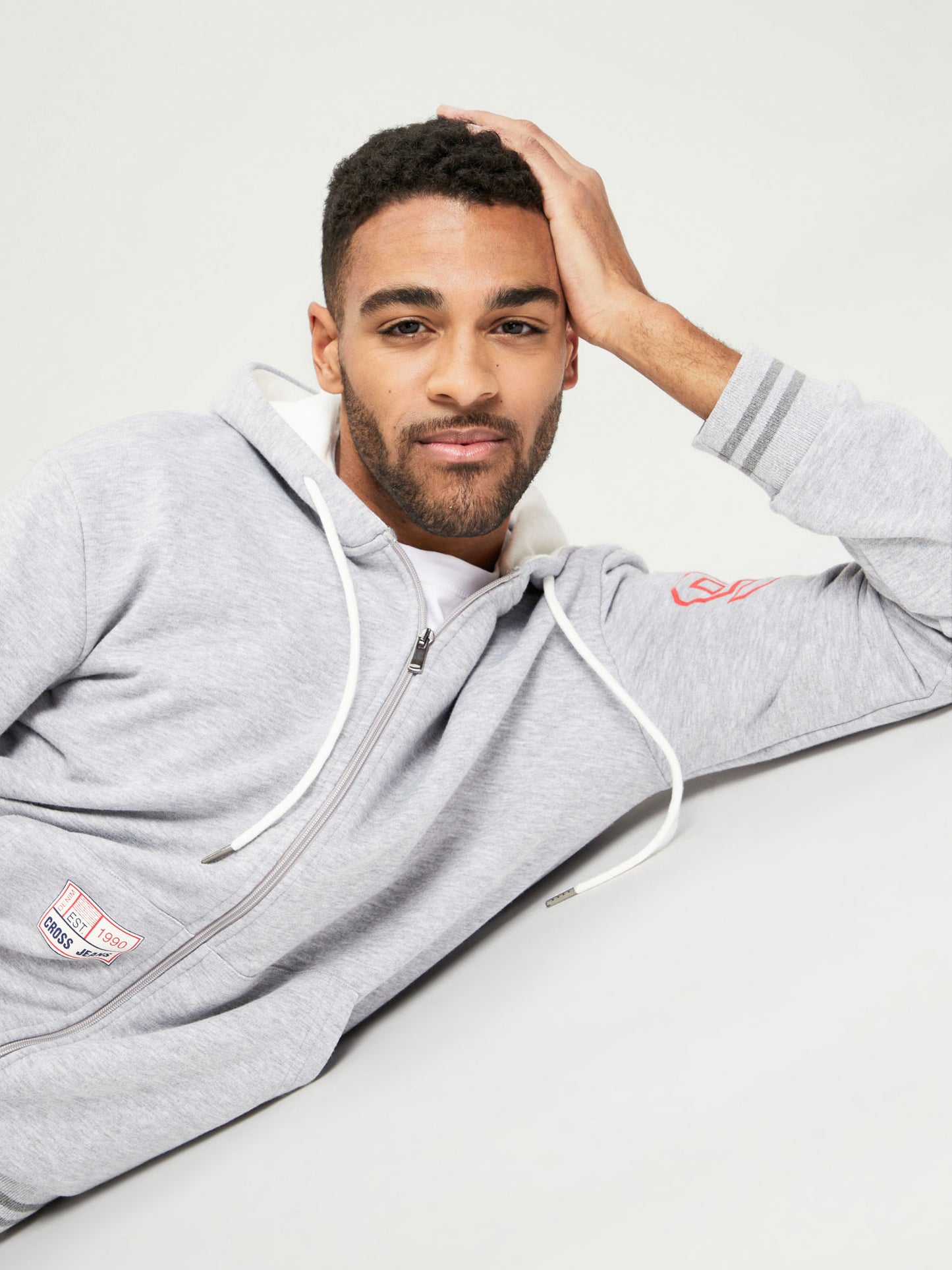 Herren Regular Sweatjacke mit Kapuze und Känguru-Tasche grau-meliert.