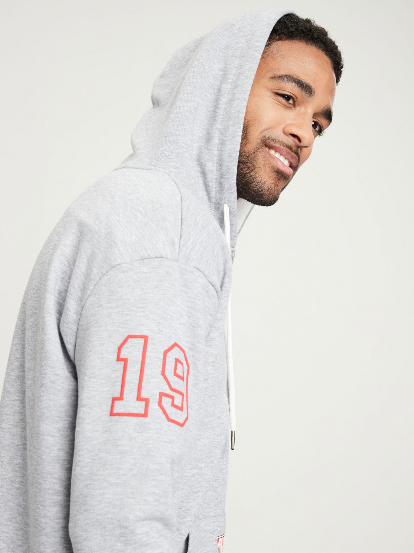 Herren Regular Sweatjacke mit Kapuze und Känguru-Tasche grau-meliert.