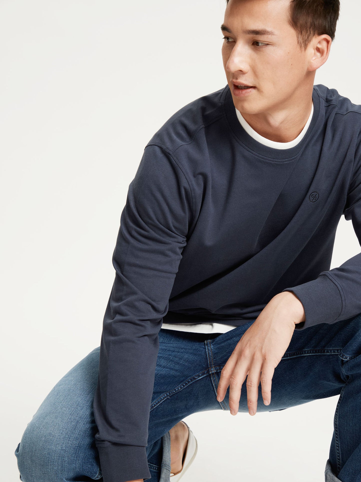 Men's regular sweatshirt with round neck navy blue.