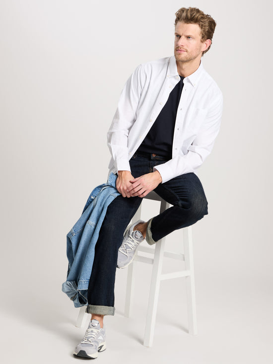 Men's regular long-sleeved shirt with breast pocket, white.
