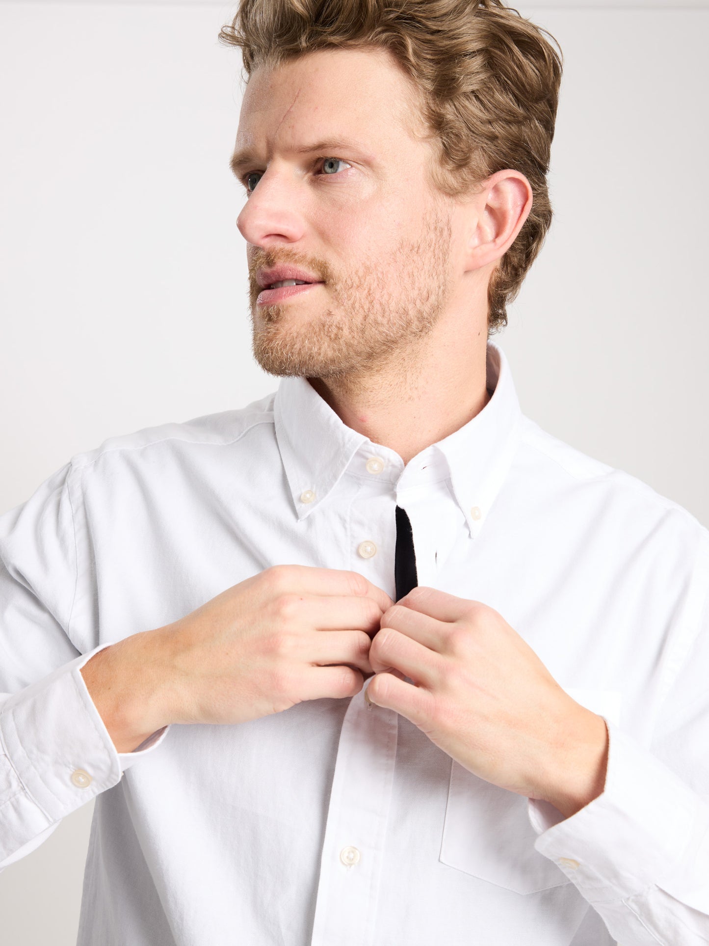 Men's regular long-sleeved shirt with breast pocket, white.