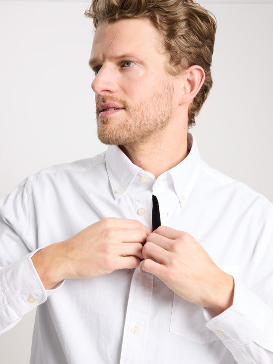 Men's regular long-sleeved shirt with breast pocket, white.