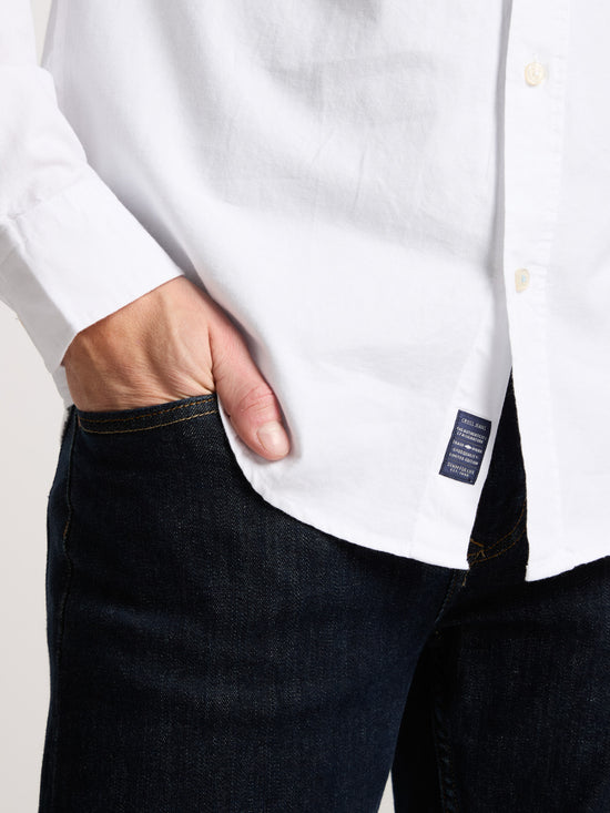 Men's regular long-sleeved shirt with breast pocket, white.