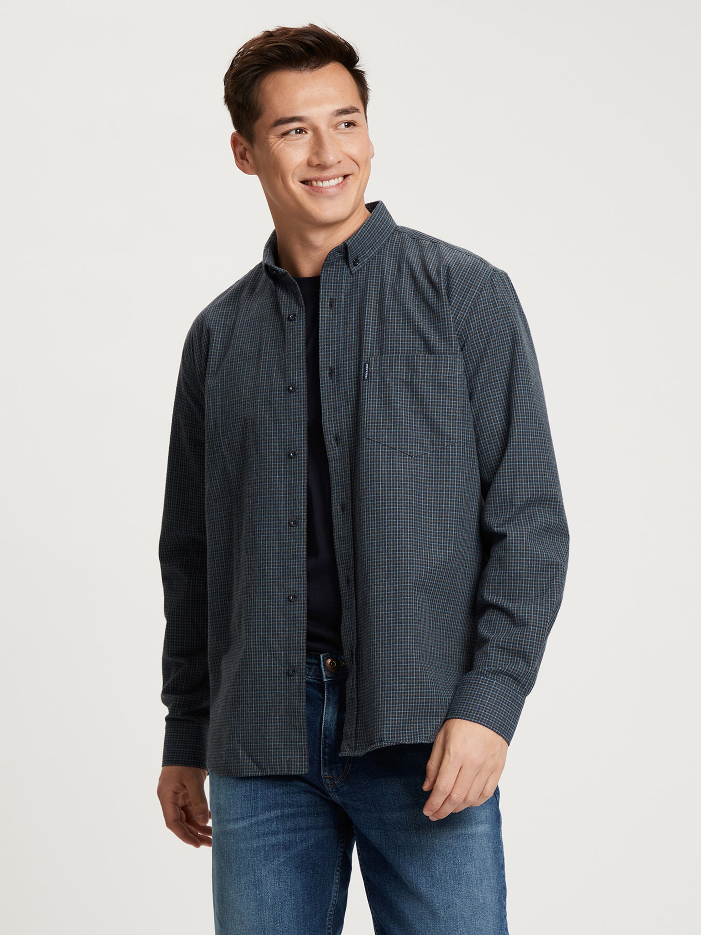 Men's regular long-sleeved shirt checked dark green.