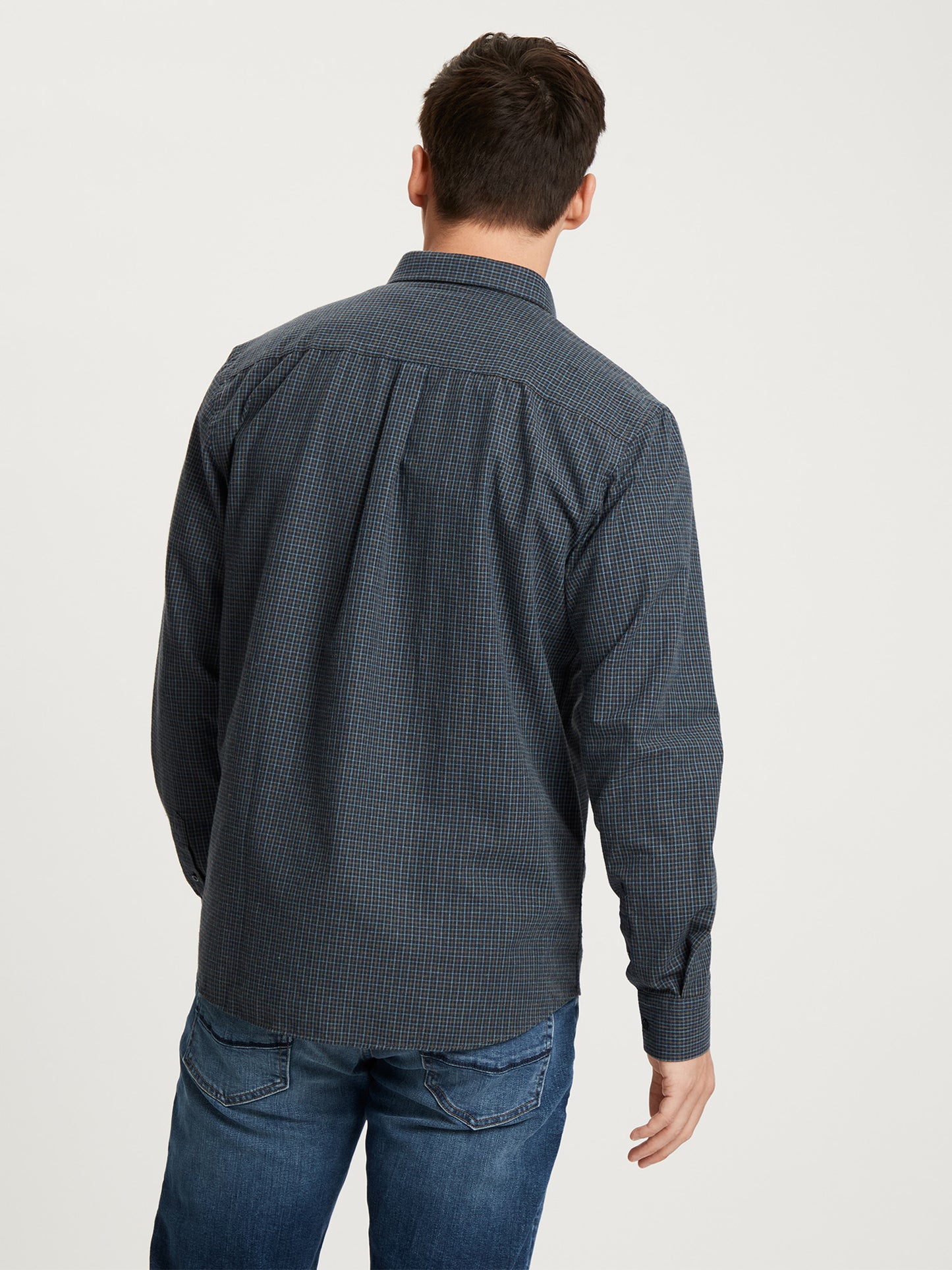 Men's regular long-sleeved shirt checked dark green.