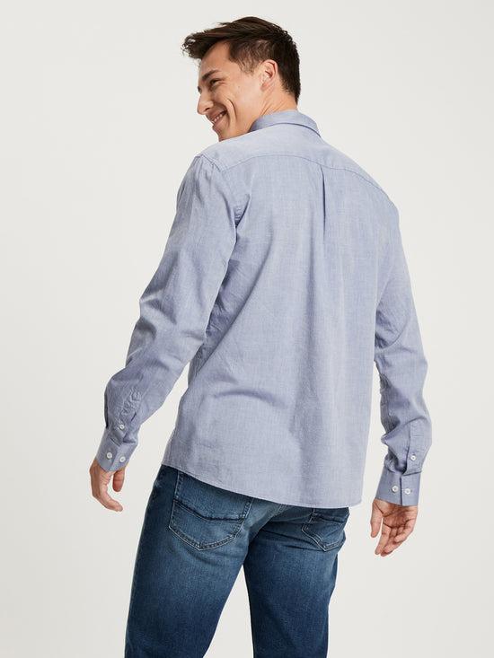 Men's regular long-sleeved shirt with breast pocket, blue.