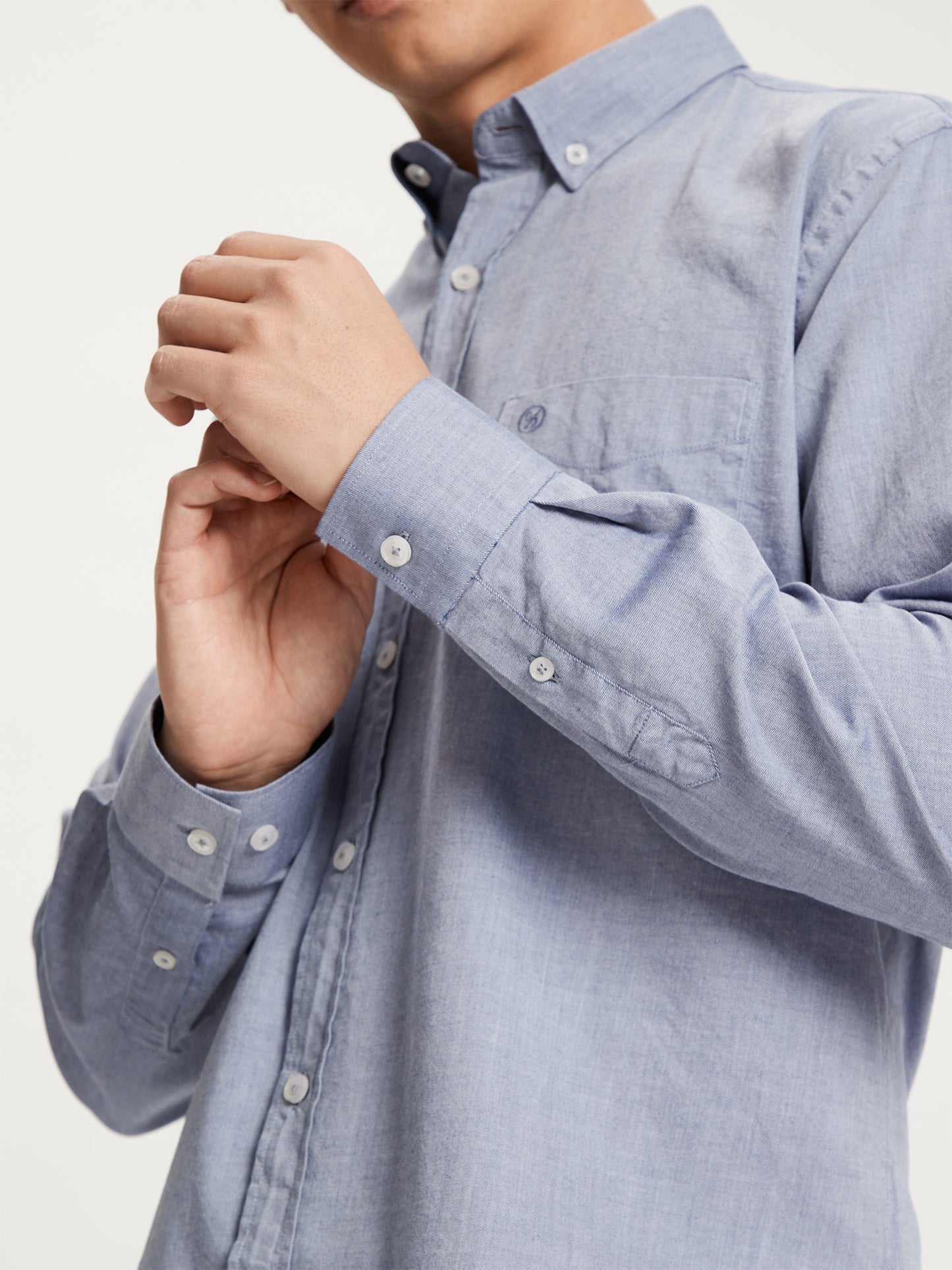 Men's regular long-sleeved shirt with breast pocket, blue.