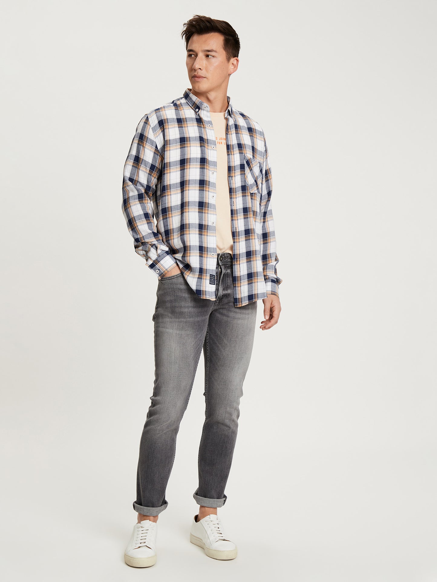 Men's regular long-sleeved shirt checked navy blue.